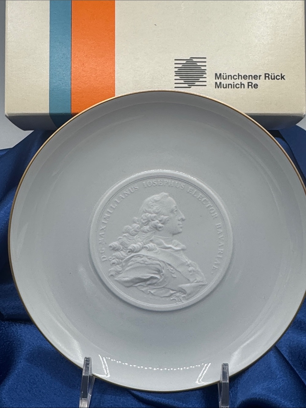 Classic White Porcelain Medallion Dinner Plate with Gold Rim (#4)
